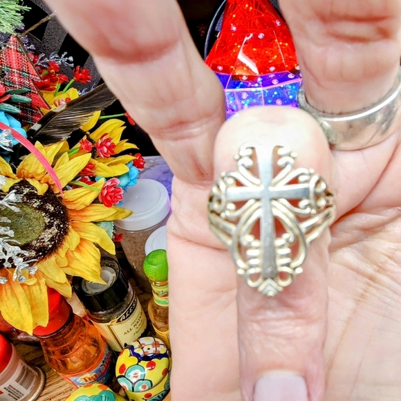 Elegant Silver Cross Ring Size 8 - Picture 7 of 10